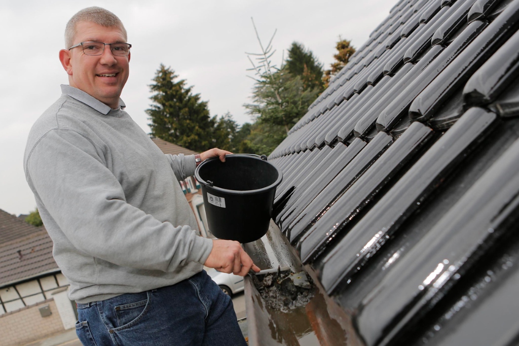 Marc Büttgenbach bei der Rinnenreinigung